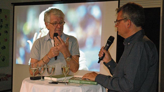Marcel Reif (links) findet im Gespräch mit dem Journalisten Urs Heinz Aerni deutliche Worte. (Bild: Gianni Amstutz)