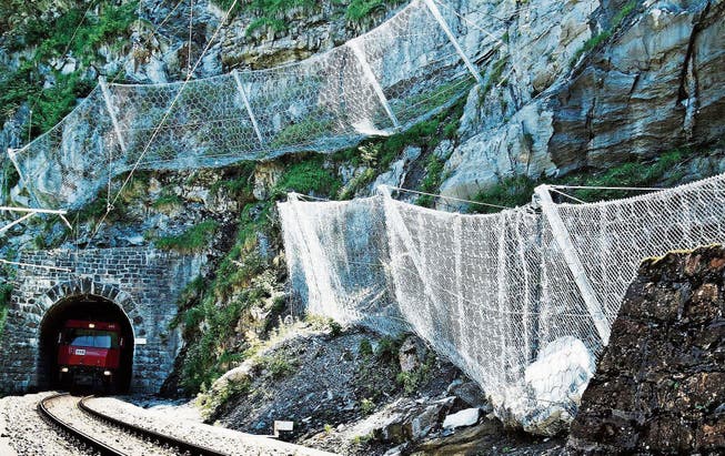 Stahldrahtnetze der Firma Geobrugg zum Schutz vor Steinschlag oberhalb des Trassees der Rhätischen Bahn bei Sils im Domleschg. (Bilder: PD)