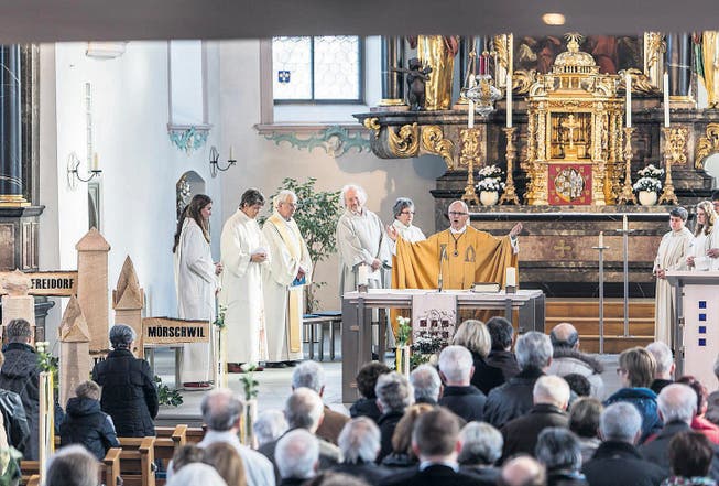 In einem festlichen Gottesdienst wurde in Mörschwil der Beginn der neuen Seelsorgeeinheit «Steinerburg» besiegelt. (Bild: Hanspeter Schiess)
