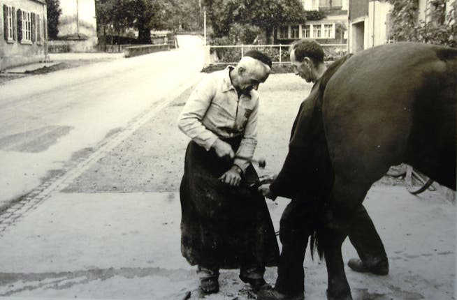 Der Blick in die Gewerbegeschichte: Das Pferd erhält vom Schmid Brändle ein neues Hufeisen. (Bild: PD)