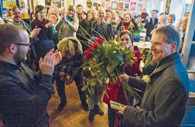 Der designierte Stadtrat Peter Jans feiert mit seinen Parteikollegen und Unterstützern den Wahlsieg in der Stickerei. (Bild: Coralie Wenger)