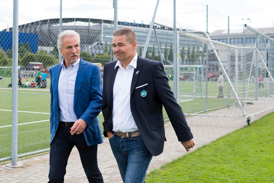 Dölf Früh mit Sportchef Christian Stübi. (Bild: Michel Canonica)