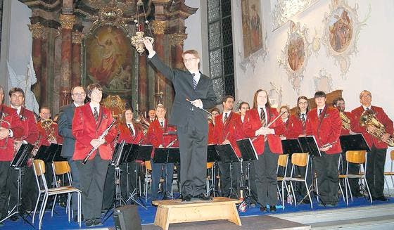 Dirigent Andreas Signer und Musikantinnen und Musikanten freuten sich über den gelungenen Abend. (Bild: vk.)