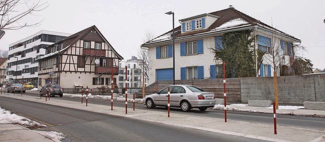 Der Abbruch der Liegenschaft «Reishaus» (links) und der ehemaligen Praxis von Dr. Helmut Stahl soll noch dieses Jahr erfolgen. (Bild: Susi Miara)