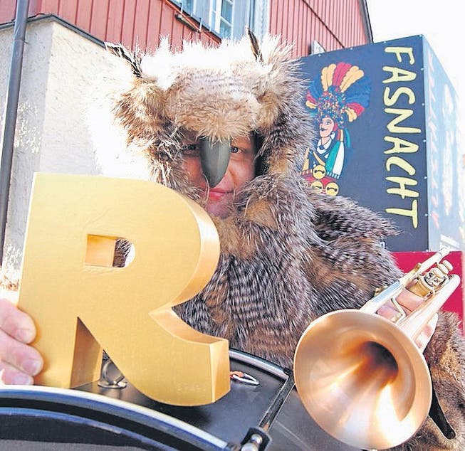 Räbafäger-Präsident Mathias Keel mit dem «Goldenen Räbi», den seine Guggenmusik am Schmutzigen Donnerstag verleihen wird. (Bild: Claudio Donati)