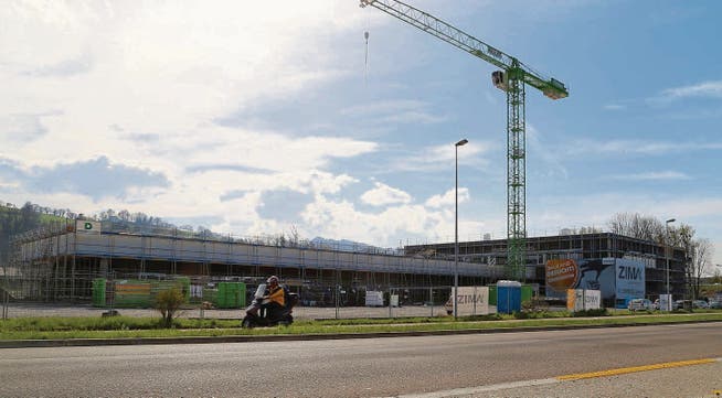 Ein halbes Jahr nach Baustart steht der Rohbau der «rhein.thal.arena». (Bild: Linda Müntener)