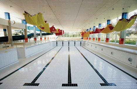 Das Schwimmbecken Blumenwies soll von 25 auf 50 Meter Länge vergrössert werden, zugunsten des Schwimmsports. (Archivbild: Sam Thomas)