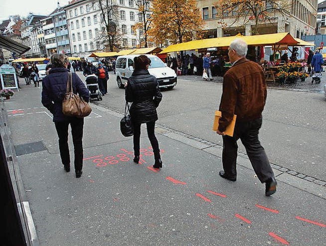 Markierungen beim Marktplatz kündigen die Bauarbeiten an. (Bild: Christina Weder)
