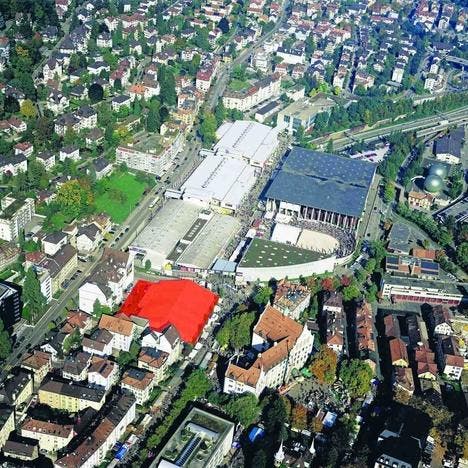 Das Kongresszentrum soll auf der rot eingefärbten Fläche entstehen. Darüber Olma-Gelände und Autobahn. (Bild: pd)