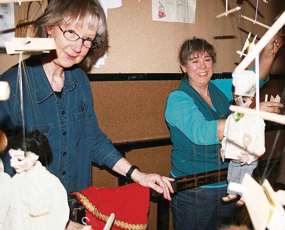Ruth Plattner und Elisabeth Knaus sind zwei der Spielerinnen, die den Marionetten Leben einhauchen.