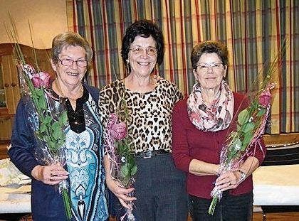 Mit Blumen geehrt: (von links) Margrit Schönenberger, 40 Jahre, Fridy Schläpfer, 50 Jahre und abtretende Vizepräsidentin, Lydia Scherrer, neue Vizepräsidentin. (Bild: PD)