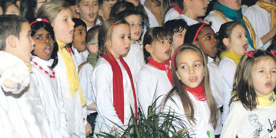 Mindestens doppelt so laut wie bei den Proben sangen die Kinder bei ihrem grossen Auftritt in der evangelischen Kirche Wattwil. (Bild: Tanja Trauboth)