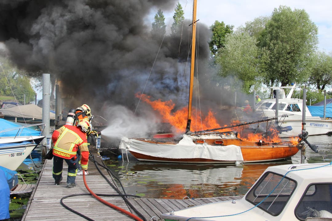 Ein Übergreifen des Feuers auf andere Schiffe konnte nicht verhindert werden. (Bild: Rudolf Hirtl)