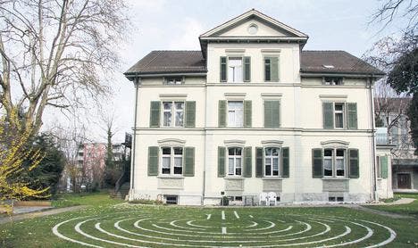 Für das Pfarrhaus in Niederuzwil, das nächstens renoviert werden muss, wurde ein Gebäude-Energieausweis erstellt. (Bild: stu.)