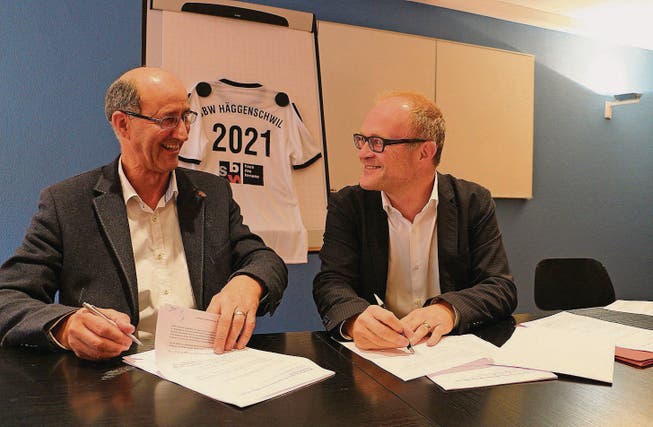 Häggenschwils Gemeindepräsident Hans-Peter Eisenring und SBW-Gesamtleiter Reto Ammann unterzeichneten gestern die Verträge bis 2021. (Bild: Corinne Allenspach)