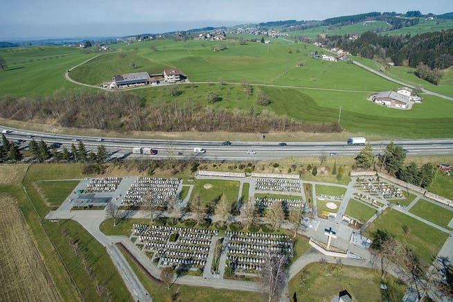 Auf dem Friedhof Hofegg in Gossau wird der Autobahnlärm auch künftig gut zu hören sein. (Bild: Benjamin Manser und Urs Bucher (16. März 2016))