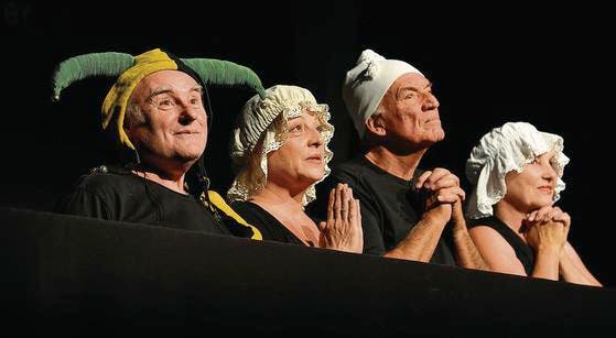 Dem Humor auf der Spur: Theater Parfin de siècle mit Arnim Halter, Regine Weingart, Helmut Schüschner und Pia Waibel (von links). (Bild: Hanspeter Schiess)