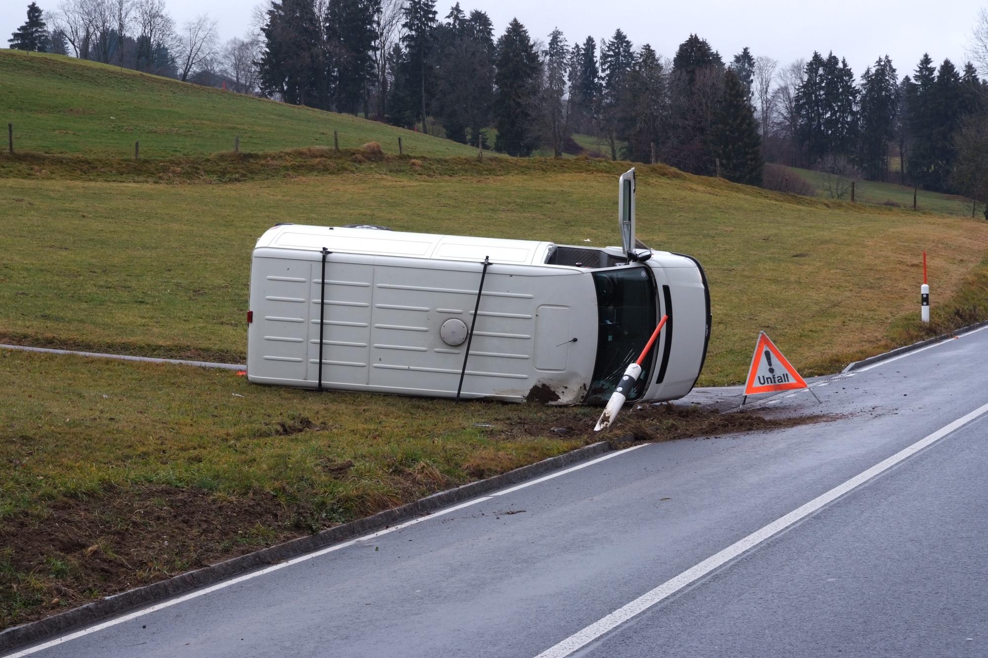 Zu Schnell In Die Kurve: Lieferwagen Gekippt