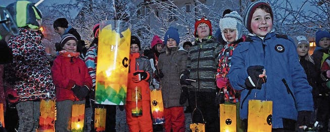 Eingepackt in Winterjacken und wollig bemützt zelebrieren die Kinder mit ihren Laternen den Funkensonntag. (Bild: Michael Hug)
