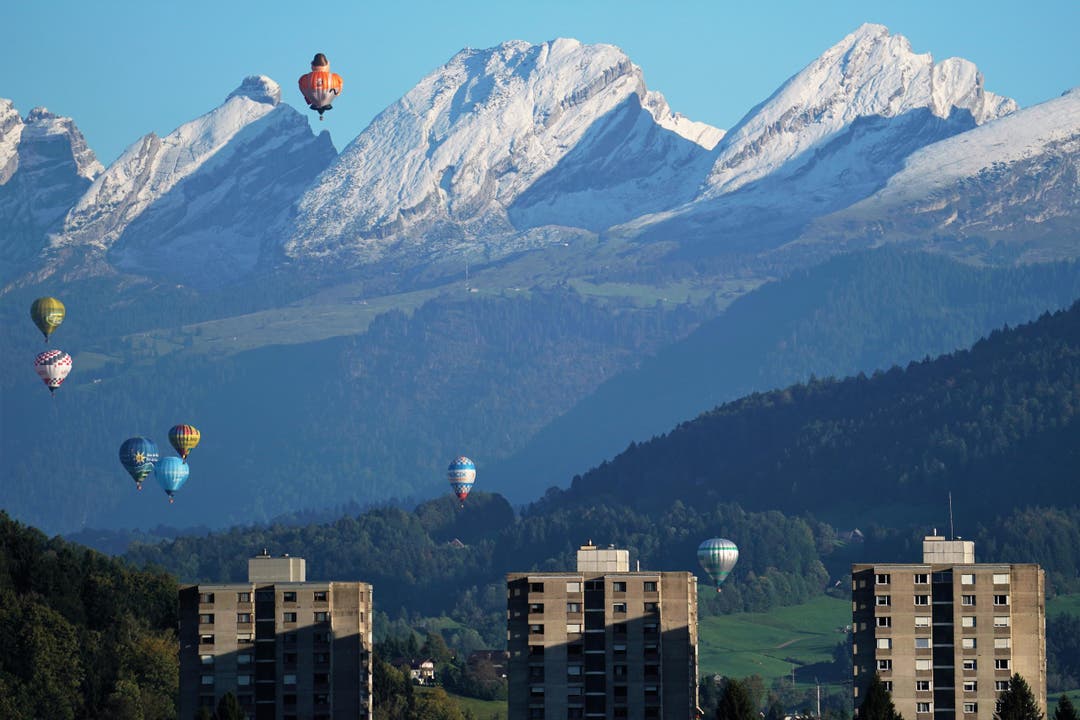 Die Churfirsten, Wattwil und mehrere Ballone in einem Bild. (Bild: Kurt Wuffli)