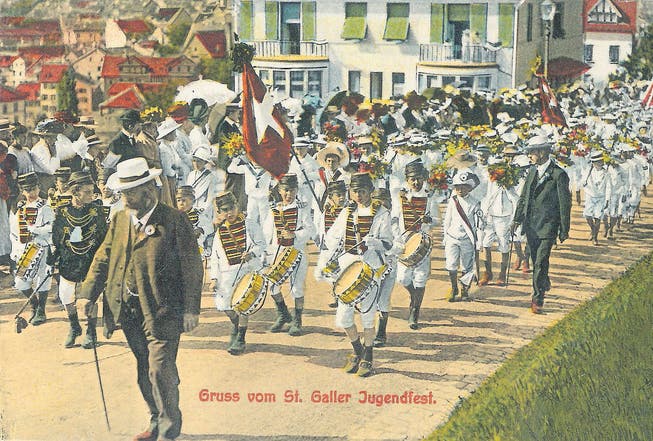 Das Kinderfest 1914 war ein Riesenerfolg und gleichzeitig das letzte bis 1927. Im Bild der Festzug auf einer schon 1912 gelaufenen Ansichtskarte. (Bild: Sammlung Reto Voneschen)