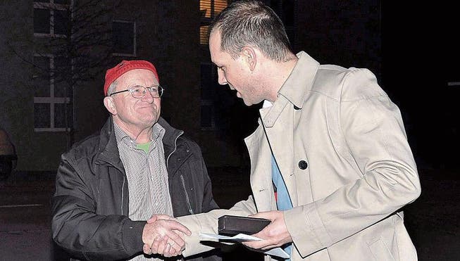 Gemeindepräsident Alex Arnold (rechts) dankte Gregor Kaiser für 40 Jahre im öffentlichen Dienst der Gemeinde Eichberg. (Bild: René Jann)