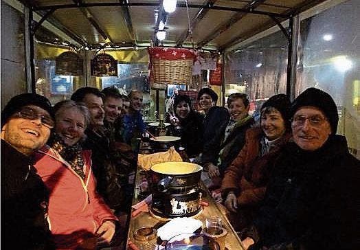 Gut gelaunt geniessen die Mitglieder der Musikgesellschaft Lichtensteig das Nachtessen in der Fondue-Kutsche. (Bild: PD)