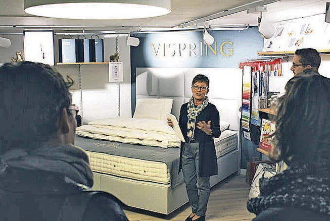 Roswitha Scheiwiler von der Firma Vispring erklärt, wie ein Boxspring-Bett aufgebaut ist. (Bild: pd)