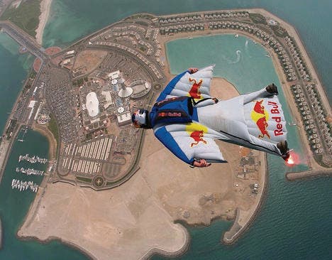 Showsprung über Abu Dhabi: Basejumper Ueli Gegenschatz in Aktion. (Bild: Julian Boulle)