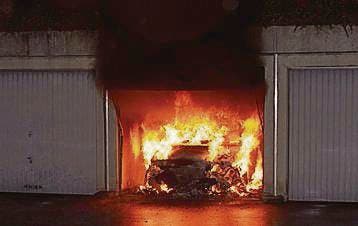 Auto und Garage in Flammen. (Bild: Kapo SG)