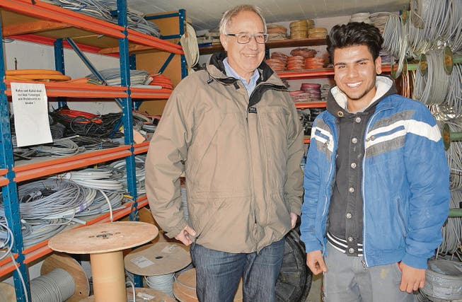 Der heute 19jährige Afghane Mosawar Nurzad mit seinem Arbeitgeber Ernst Dobler. (Bild: Urs Bänziger)