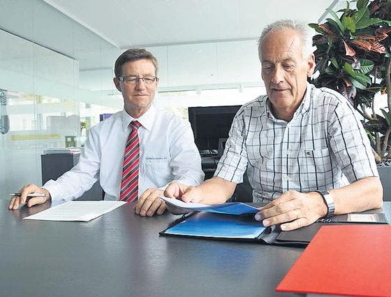 Martin Berti, Geschäftsleiter der Technischen Betriebe Wil, zusammen mit Markus Hilber, Leiter Markt und Kunden (v. l.). (Bild: sme.)