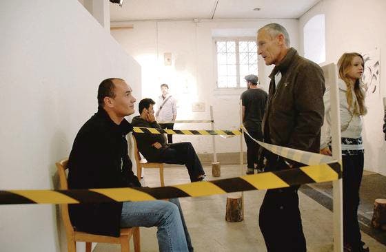 Hinter Abschrankung: Der Mann aus Algerien (links) im Gespräch mit einem Besucher. (Bild: Hansruedi Kugler)