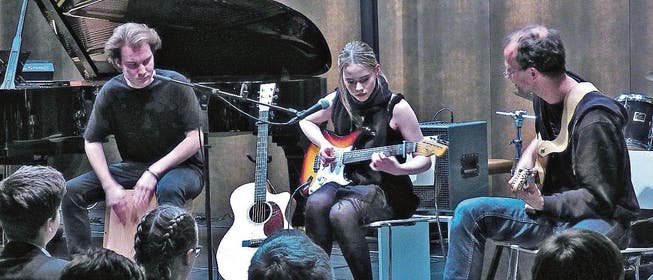 Die Rock-Ballade «Nice dream» von Radiohead, gesungen und mit der Gitarre begleitet von Rahel Egger und mit Rico Oehler an der Percussion, war einer der Höhepunkte. (Bild: Ulrike Huber)