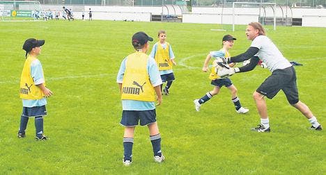 Jörg Stiel trainiert im Juniorencamp des FC Au-Berneck mit der Mannschaft Inter Mailand. (Bild: ys)