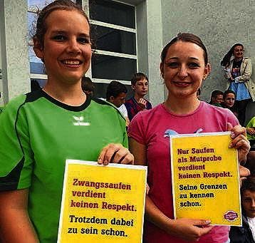 Martina Koller mit Siegerplakat und Nathalie Steiger (r.), dritter Platz. (Bild: pd)
