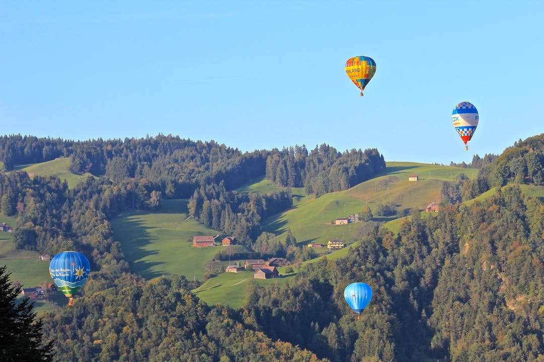 Mit den Ballonen wird die Landschaft des Toggenburgs noch schöner. (Bild: Ralph Brühwiler)