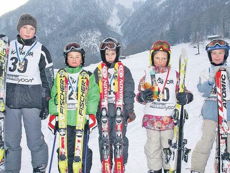 Die Kategoriensieger des Schüler- und Kinderskirennens in Plona (v. links): Ramon Loher, Joshua Göldi, Andreas Kobler, Laura Weder und Salome Loher. (Bild: mäx)