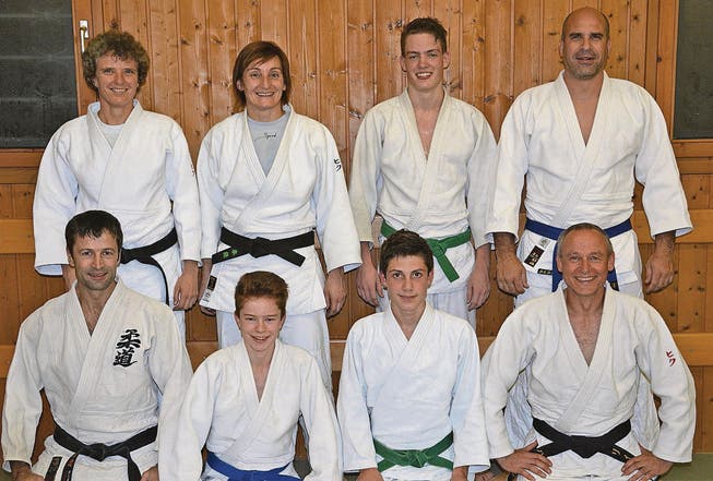Die Rheintaler Judokas qualifizierten sich mit neun Kämpfern: Schweizer Meister dürfen sich Klara de Cillia (hinten, 2. v. l.) und Luzius Mettier (hinten rechts) nennen. (Bild: pd)