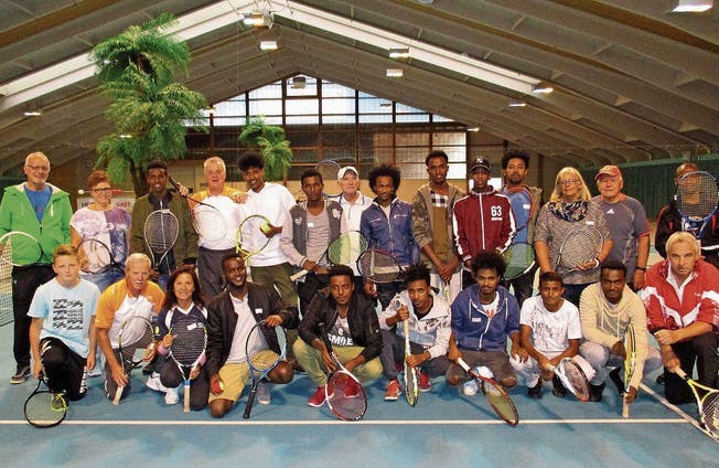 Mitglieder des Tennisclubs Wildhaus-Unterwasser haben 14 jungen Männern aus Äthiopien, Eritrea und Somalia ihren Sport nähergebracht. (Bild: PD)