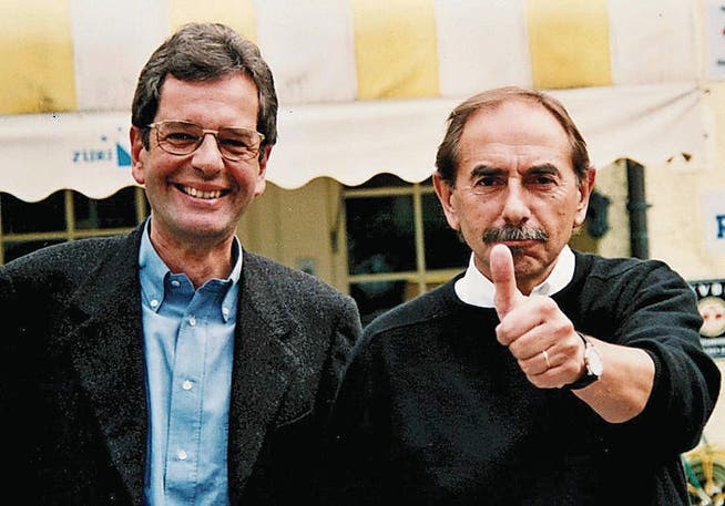 Sechzehn Jahre liegen zwischen den beiden Bildern von Passerelle-Geschäftsleiter Peter Bötschi (links) und Regisseur Xavier Koller. Im Jahr 2000 und auch heute gilt: Daumen rauf! (Bilder: pd (2000) / Christian Regg (2016))