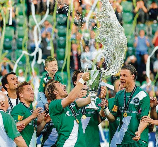 Die Mannschaft des FC St. Gallen feiert mit dem Aufsteigerpokal (Bild: Urs Bucher (Urs Bucher))