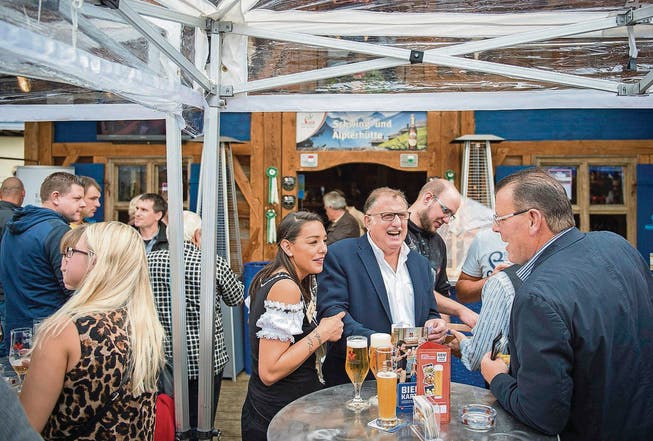 Gute Laune mit fremdem Bier: Die Aargauer Brauerei Feldschlösschen hat in St. Gallen auch dieses Jahr ihre Schwingerhütte aufgebaut. (Bild: Urs Bucher)