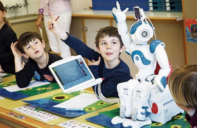 Dank einem Roboter kann ein krankes Schulkind vom Spitalbett aus am Unterricht teilnehmen. (Bild: Getty)