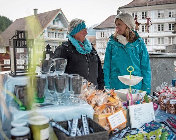 Der Marktstand der Bäuerinnen St. Peterzell-Wald kommt dank seines breiten Angebots und sorgfältiger Gestaltung gut an. (Bild: Olivia Hug)