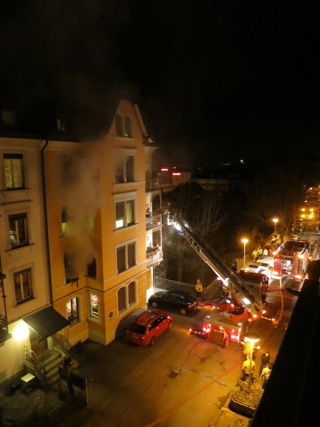 Rauch dringt aus der Wohnung an der Felsenstrasse 78. (Bild: Marc Stünzi/Leserbild)