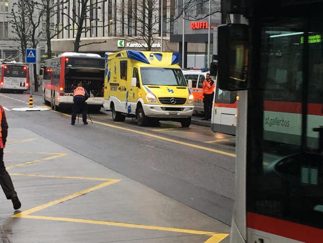 Ein Stadtbus kollidierte beim Neumarkt mit einem Ambulanzfahrzeug. (Bild: Daniel Wirth)