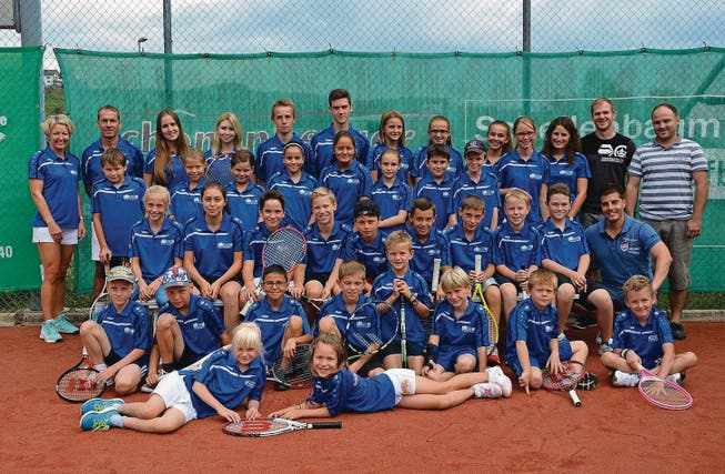 Der Nachwuchs des Tennisclubs Gähwil mit Trainern und Sponsoren sowie Präsident Sven Baumann (mittlere Reihe ganz rechts). (Bild: Beat Lanzendorfer)