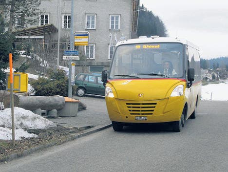 Die Mittelstufenschüler aus Dicken fahren künftig mit dem Postauto nach St. Peterzell in die Schule. (Bild: gm)