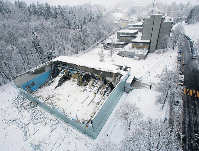 24. Februar 2009: Morgens um sechs Uhr stürzte das Dach der Turnhalle im Tal der Demut ein. (Archivbilder: Michel Canonica)